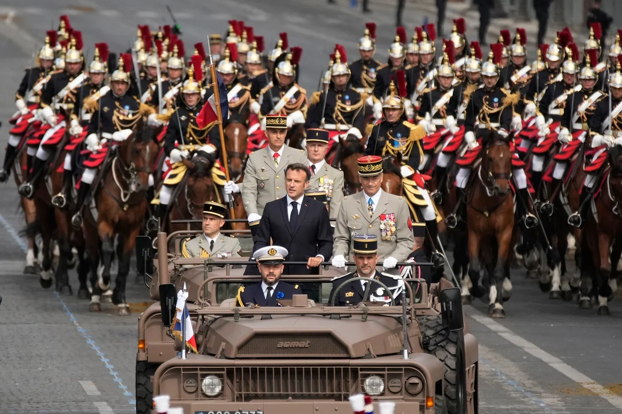 Parada militară impresionantă de Ziua Franței, ultima găzduită de Macron. Participă și militarii români