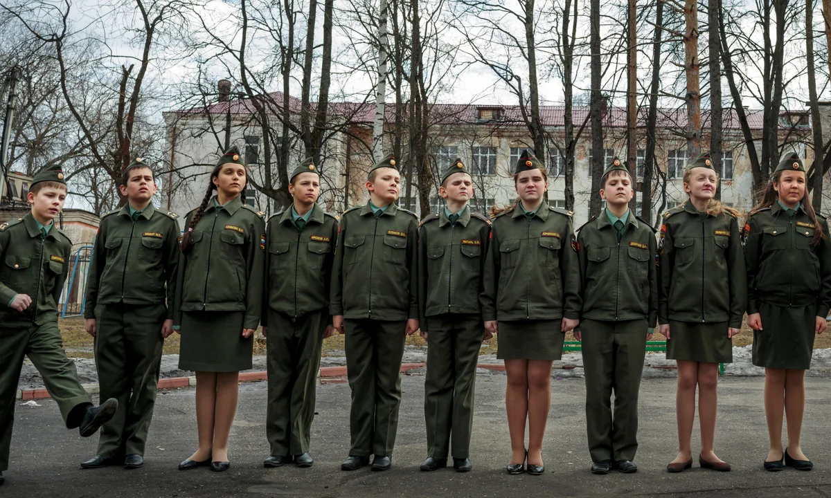 Copiii din Rusia încep „instrucția militară” în școli. Vor fi obligați să învețe despre mitraliere, grenade, arme antitanc