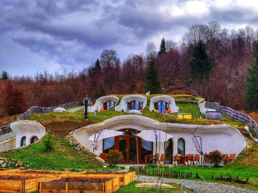 Uită de camera clasică de hotel. Cazările din România unde poți dormi într-un TAB, într-un dom, pe apă sau într-o cazare construită într-un deal