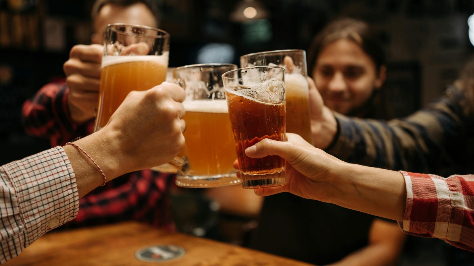 Românii nu mai sunt campioni doar la consumul de mici și bere. România e pe primul loc în lume la consumul de alcool
