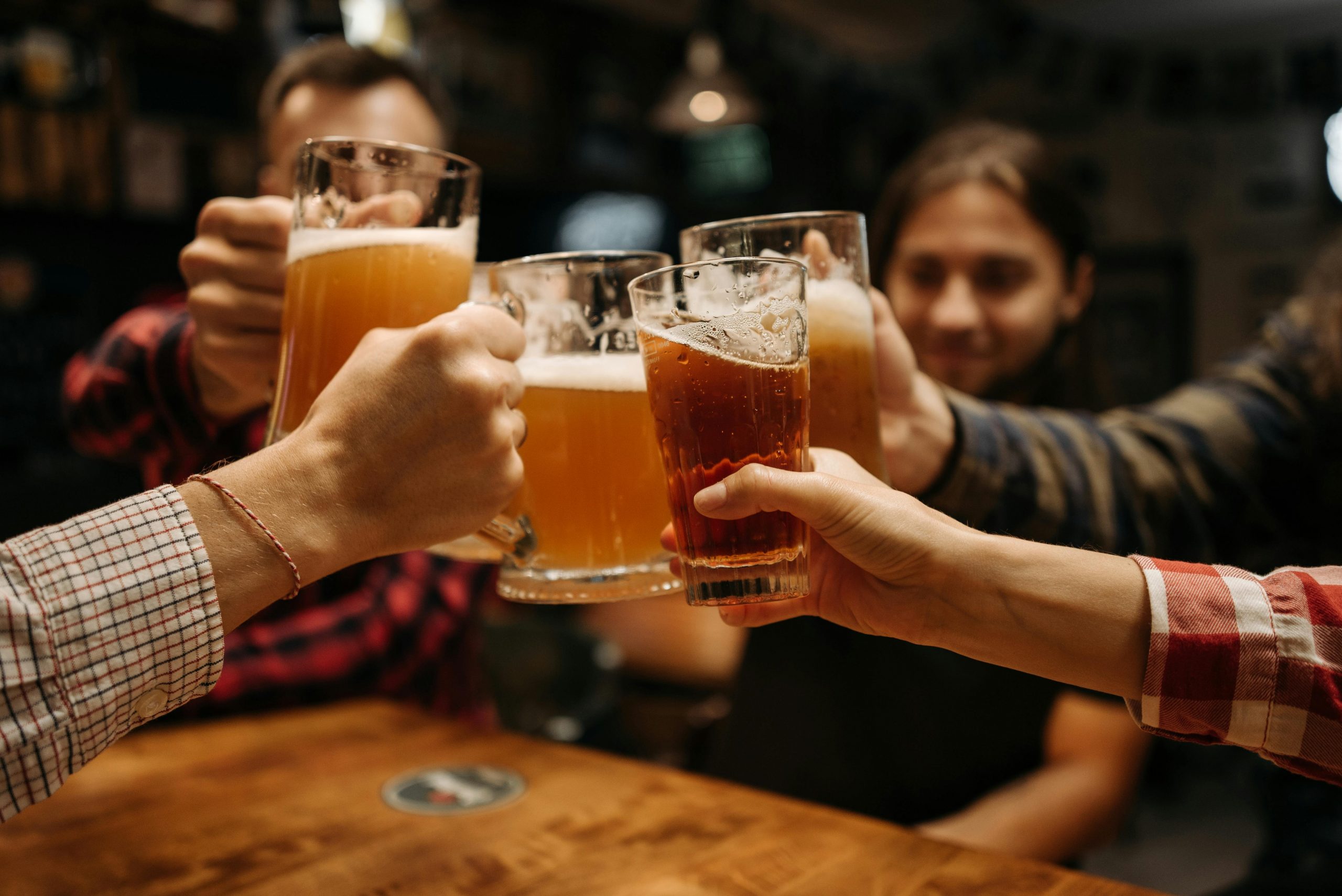 România ocupă primul loc în lume la consumul de alcool, cu o medie de 17,1 litri de alcool pur de persoană pe an. Nivelul este de aproape trei ori mai mare decât media mondială