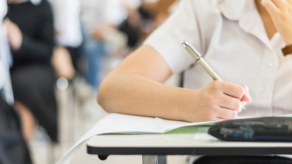 6a3f95d8bb3ce examen scoala elevi bacalaureat foto DepositPhotos com
