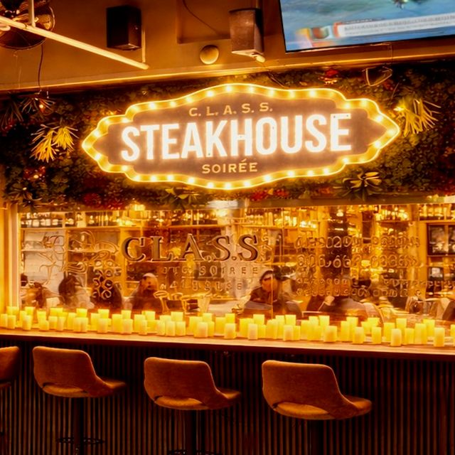 Ai merge la restaurant fără haine? Un steakhouse din Florida organizează lunar seri de „nude dining”