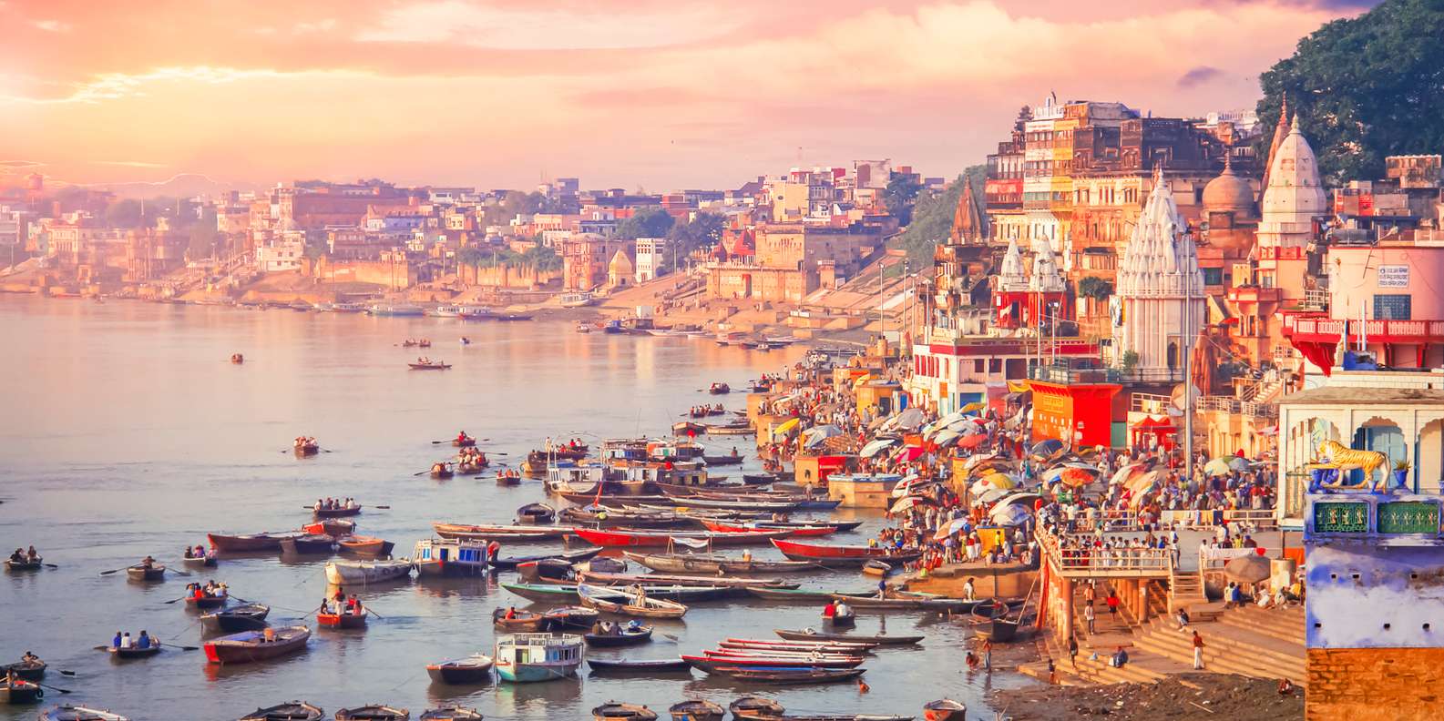Te regăsești tocmai în locurile în care te rătăcești. Lonely Planet recomandă orașe precum Tokyo, Veneția, Varanasi, Hong Kong și Napoli pentru călătorii fără un itinerar rigid