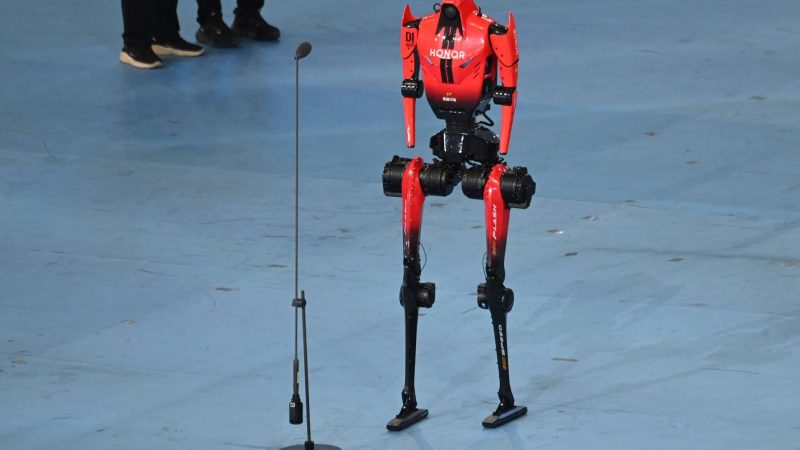 Lightning a parcurs 100 de metri în 9,32 secunde într-un test premergător World Humanoid Robot Games de la Beijing. Timpul este cu 0,26 secunde mai bun decât recordul mondial uman al lui Usain Bolt