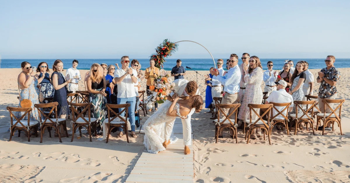 Ai merge la o nuntă cu cineva fără să fiți împreună? „Eventationships” este noul mod prin care tinerii își găsesc un „plus one” fără obligații romantice
