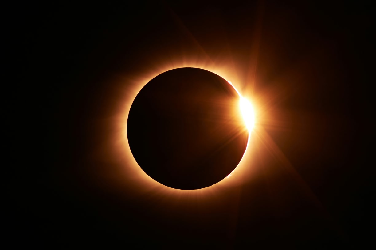 Unde vezi cel mai bine eclipsa de Soare în România? Perseidele ating maximul în această noapte