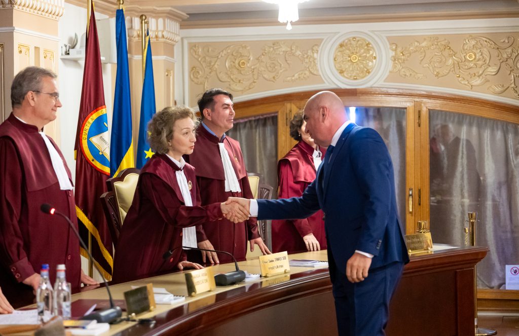 Ilie Bolojan s-a întâlnit în secret cu Președinta CCR, Simina Tănăsescu, înainte ca CCR să se pronunțe pe Legea ANI. Toni Neacșu: „S-a produs un mare deficit de încredere în CCR, încă de la anularea alegerilor”
