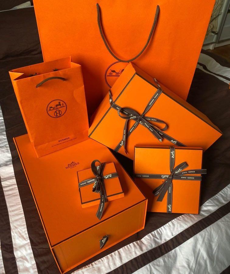O simplă lipsă de carton a creat unul dintre cele mai puternice simboluri de brand din istorie. Cutia portocalie Hermès s-a născut dintr-o criză, iar astăzi valorează miliarde