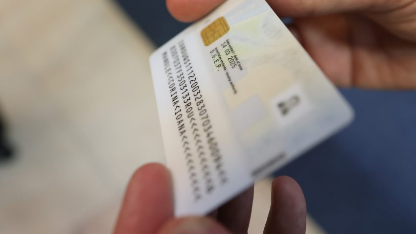 România trece la buletinul electronic, cu cip. Ce se întâmplă cu vechiul model