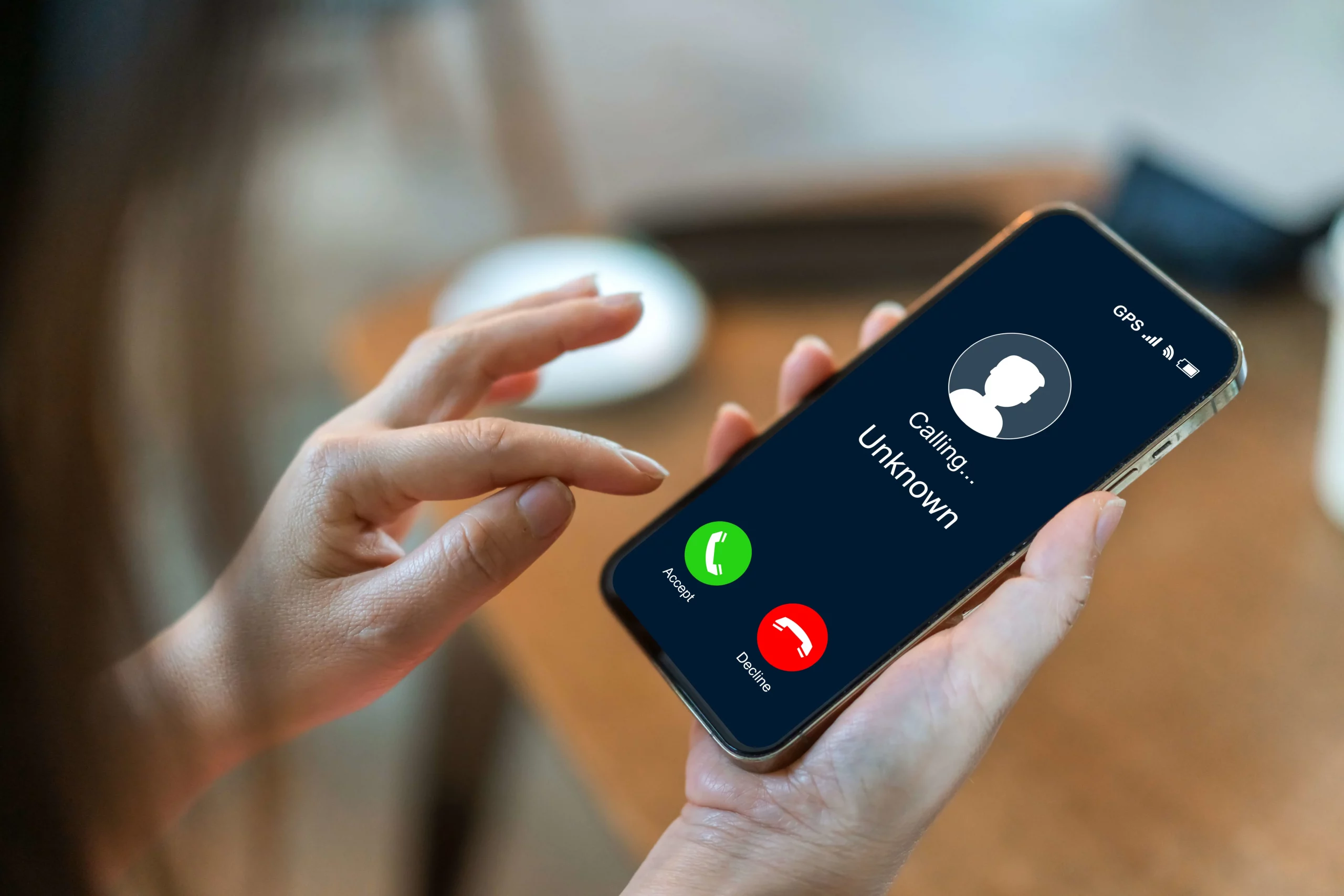 „Cuvântul secret” care te protejează pe tine și pe familia ta de fraudele la telefon realizate cu ajutorul Inteligenței Artificiale. Ce recomandă experții