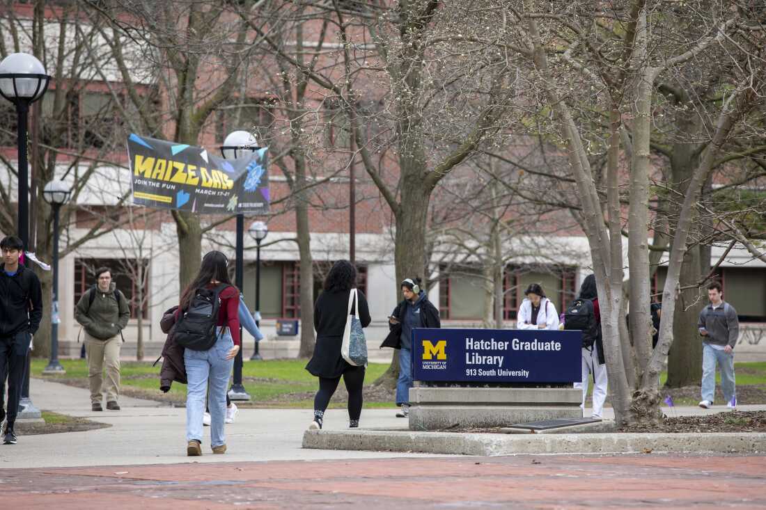 Universitatea din Michigan înlocuiește notele clasice cu „Admis” sau „Respins” în primul semestru. Conducerea vrea să reducă presiunea asupra bobocilor
