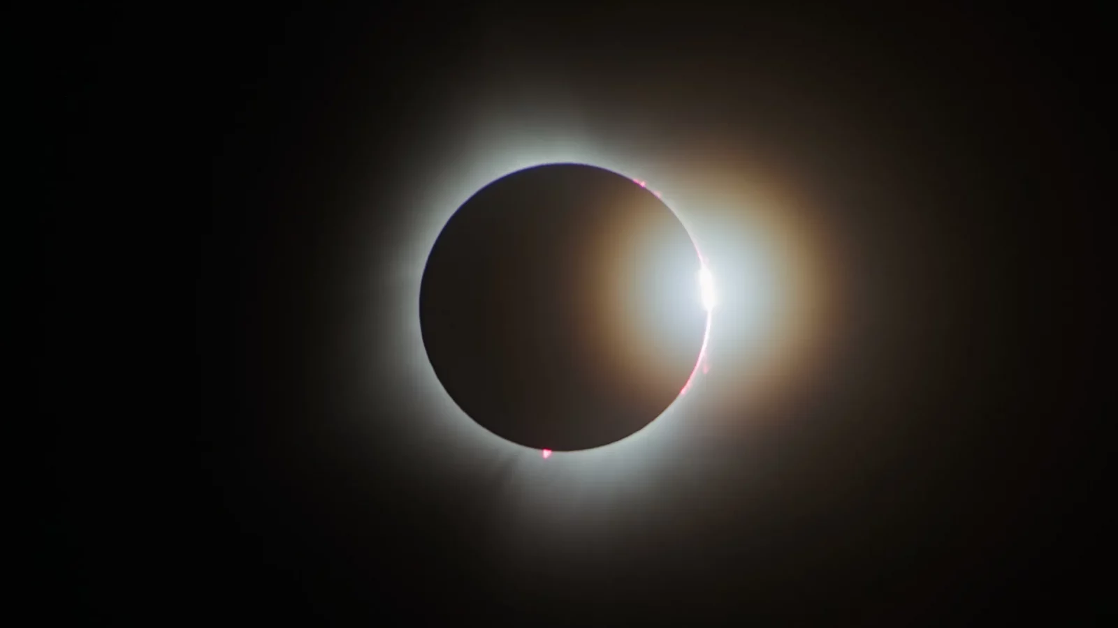 Cum ne afectează Eclipsa totală de Soare, prima din 1999 încoace? Mariana Cojocaru, astrolog, explică la ce trebuie să fii atent în perioada următoare