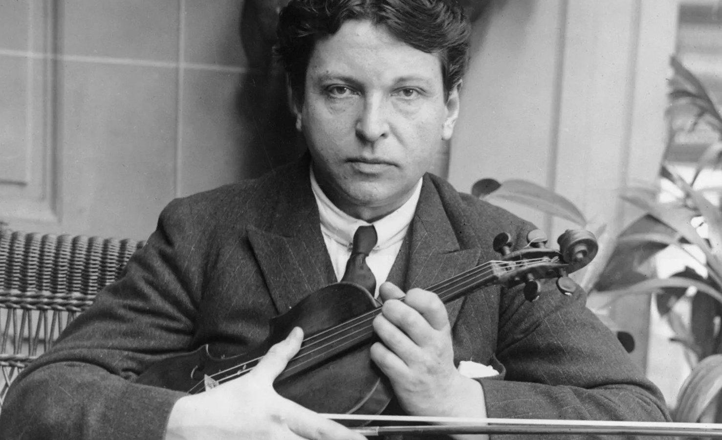 Astăzi se împlinesc 145 de ani de la nașterea lui George Enescu. ARTEXIM îl omagiază pe marele nostru compozitor printr-o proiecție imersivă la MINA