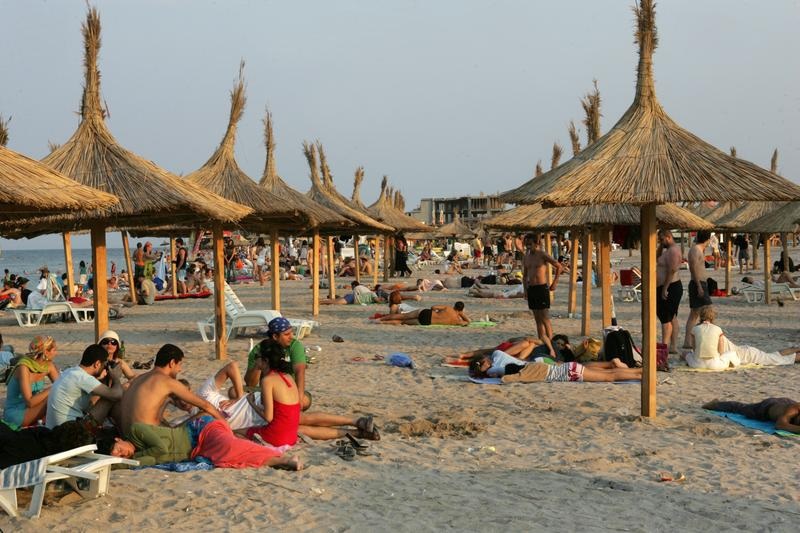 Cum te îmbraci în Vama Veche vs. Mamaia? Contrastul vestimentar împarte litoralul între boemia din sud și luxul din nord