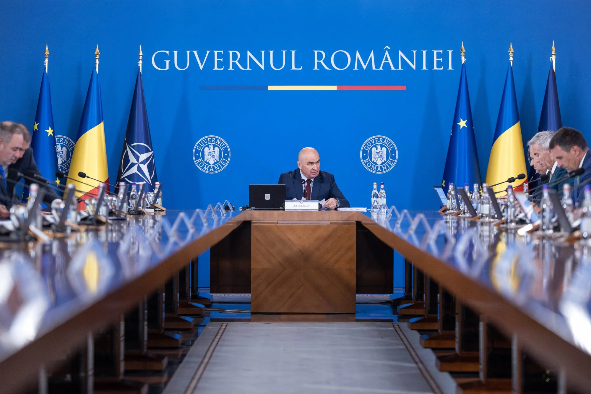 Marius Luican critică dur clasa politică din România: „Românii muncesc cel mai mult pentru partidele lor. Îi plătim, muncim pentru ei și îi alegem, dar după aproape 15 săptămâni avem un Guvern interimar. Noi ne-am prezentat la serviciu, ei nu toți”