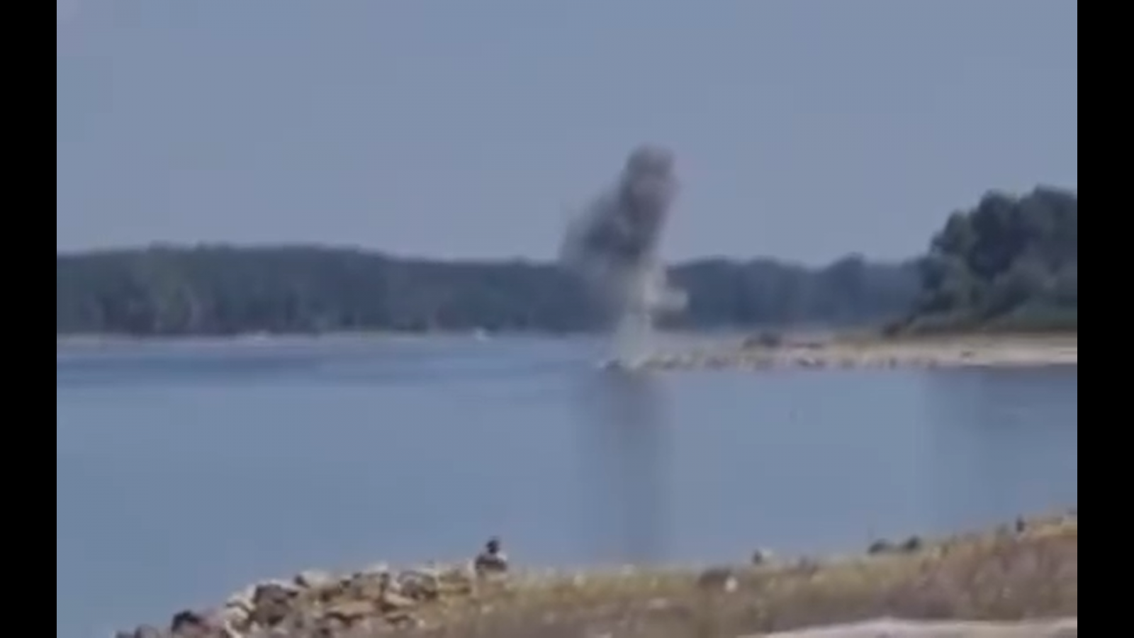 Armata intervine pe Dunăre pentru a proteja funcționarea centralei de la Cernavodă. O stâncă va fi detonată pentru redirecționarea apei