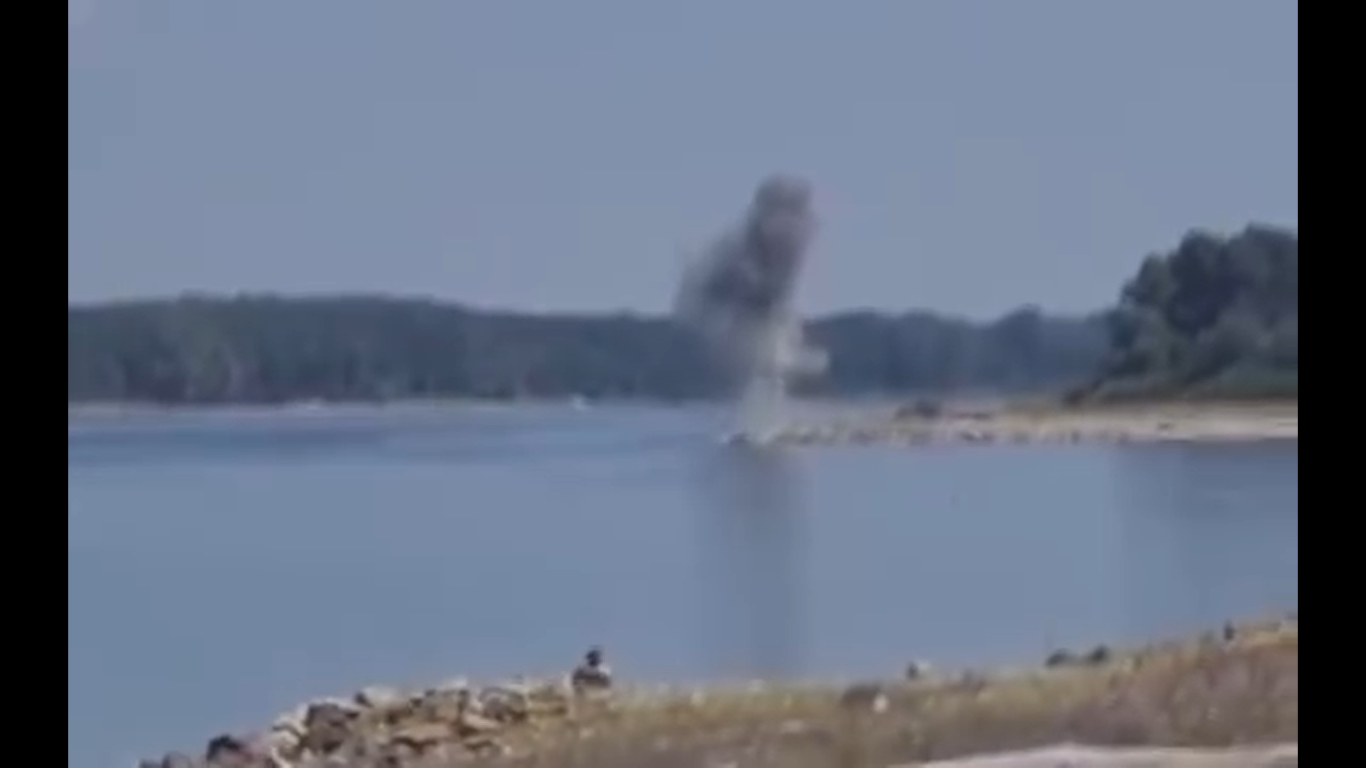 Armata intervine pe Dunăre pentru a proteja funcționarea centralei de la Cernavodă. O stâncă va fi detonată pentru redirecționarea apei