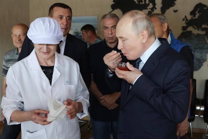 Putin a vizitat pentru prima dată insulele Kurile, disputate de Japonia și Rusia. Premierul Japoniei: „Absolut inacceptabil”