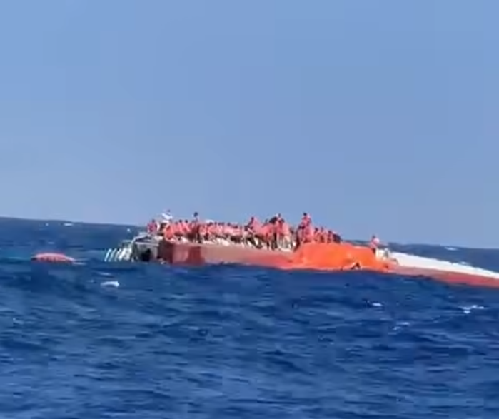 Un feribot de pasageri cu 267 de oameni la bord s-a răsturnat în largul Ciprului de Nord. Operațiune uriașă de salvare
