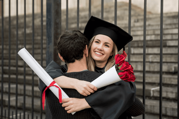Femeile găsesc tot mai greu parteneri cu același nivel de educație, iar tot mai mulți bărbați flirtează cu Inteligența Artificială. Trei studii arată cum se schimbă relațiile în era AI.