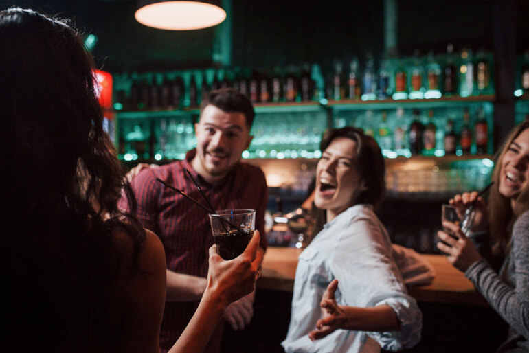 Datingul revine în lumea reală. Un sondaj arată că 80% dintre Millennials și Gen Z sunt epuizați de aplicațiile de întâlniri