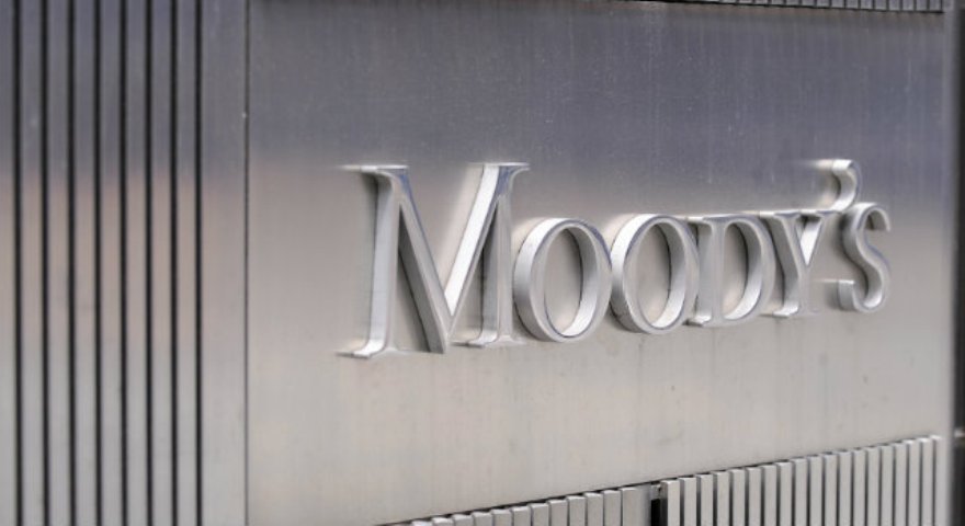 România scapă de retrogradarea în categoria „junk” și în evaluarea Moody’s: Agenția avertizează că instabilitatea politică poate încetini consolidarea fiscală
