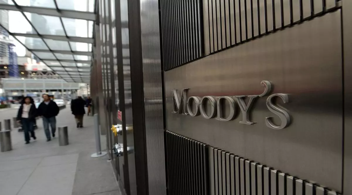 România scapă de retrogradarea în categoria „junk” și în evaluarea Moody’s: Agenția avertizează că instabilitatea politică poate încetini consolidarea fiscală
