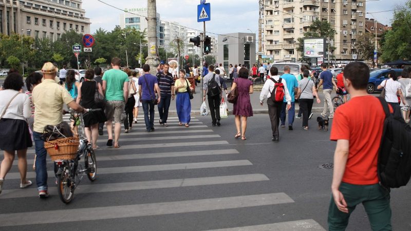 Peste jumătate dintre români își petrec cea mai mare parte a zilei stând jos. Doar 12% fac drumeții