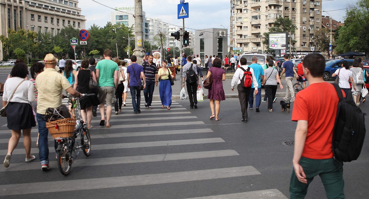 Peste jumătate dintre români își petrec cea mai mare parte a zilei stând jos. Doar 12% fac drumeții