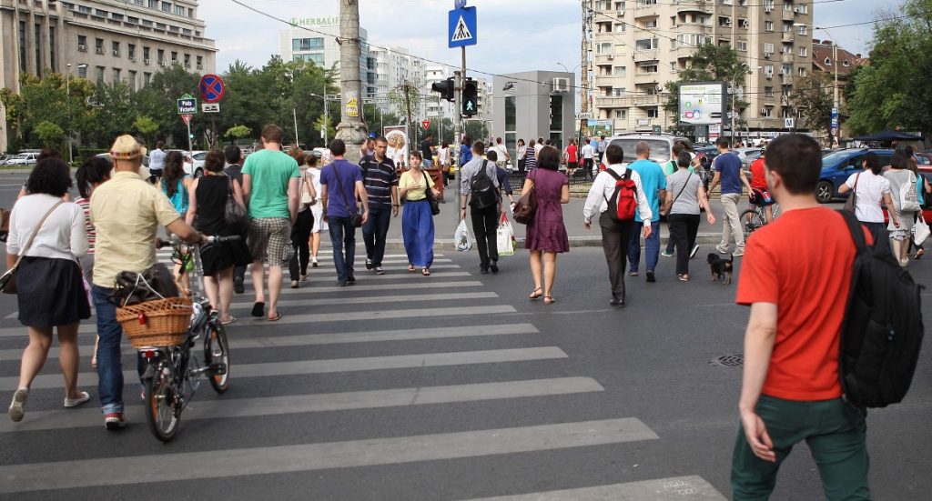 Oameni pe strada