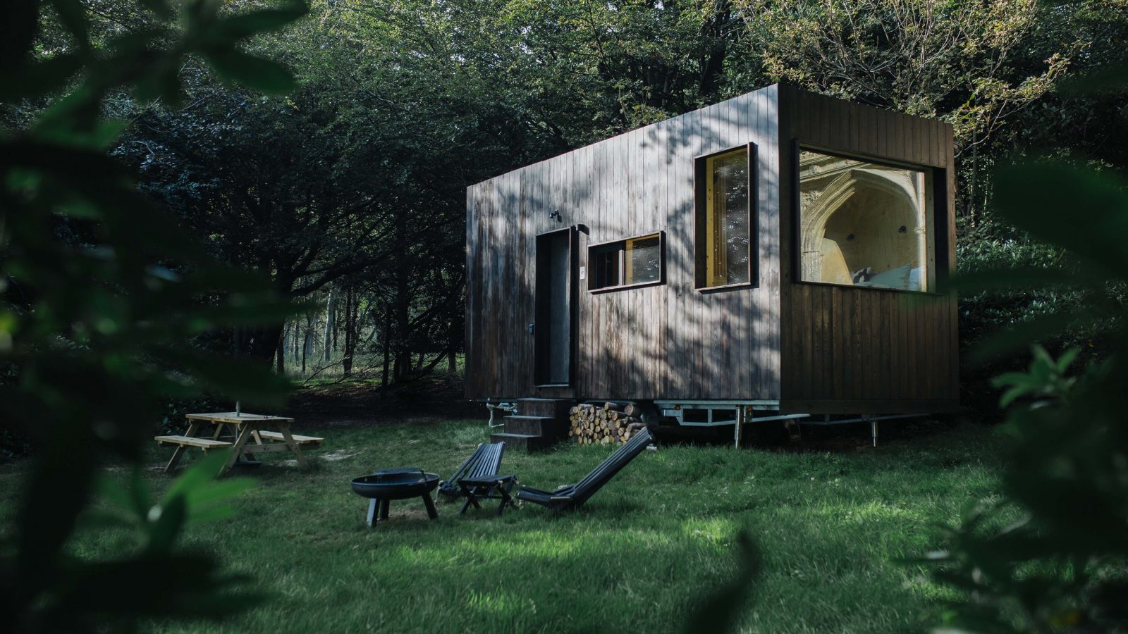 O cabană off-grid de lângă Londra propune un nou tip de detox digital: îți lași telefonul sub lacăt, gătești în aer liber și petreci trei nopți fără Wi-Fi, în mijlocul naturii