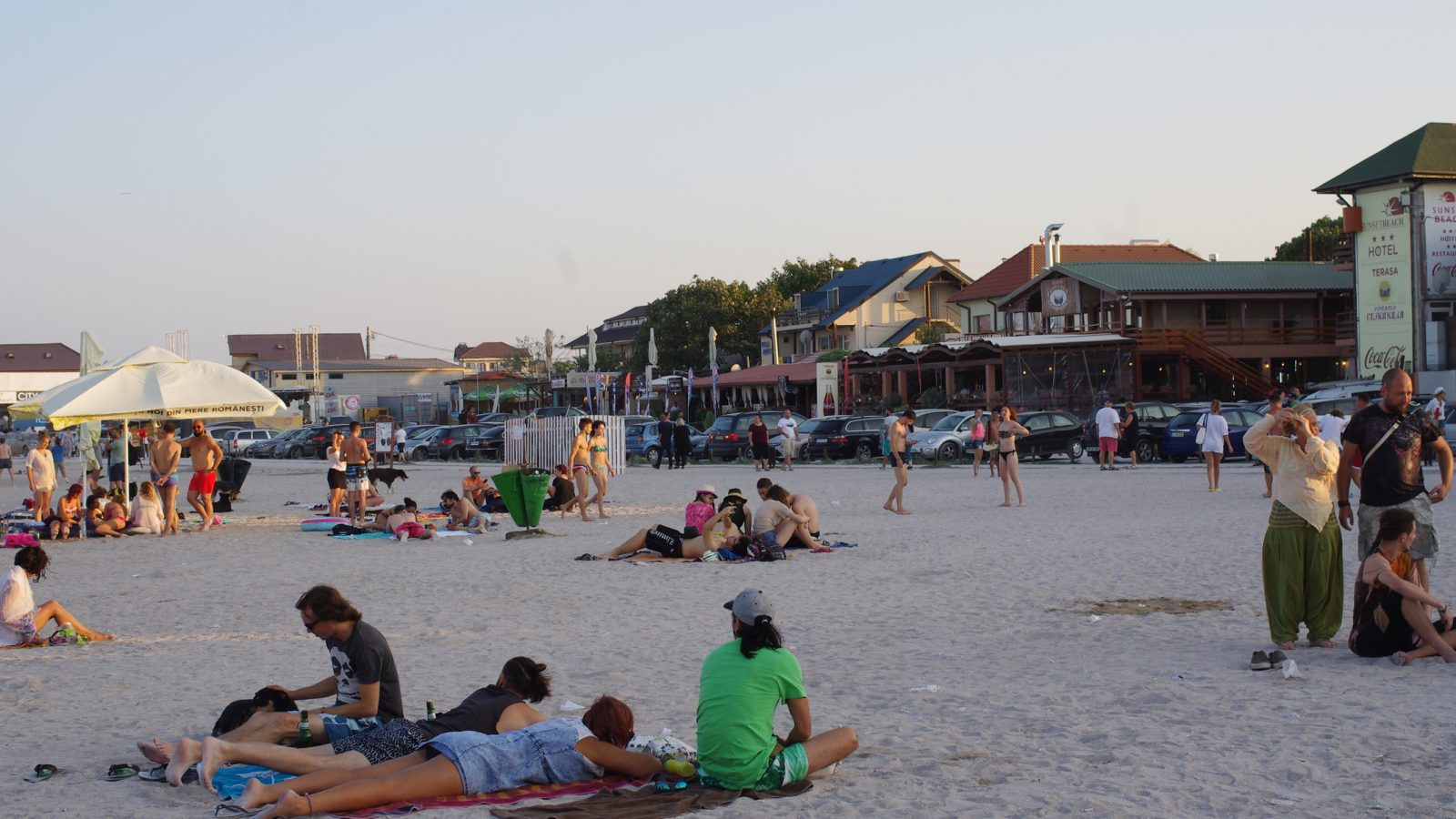 Cum te îmbraci în Vama Veche vs. Mamaia? Contrastul vestimentar împarte litoralul între boemia din sud și luxul din nord