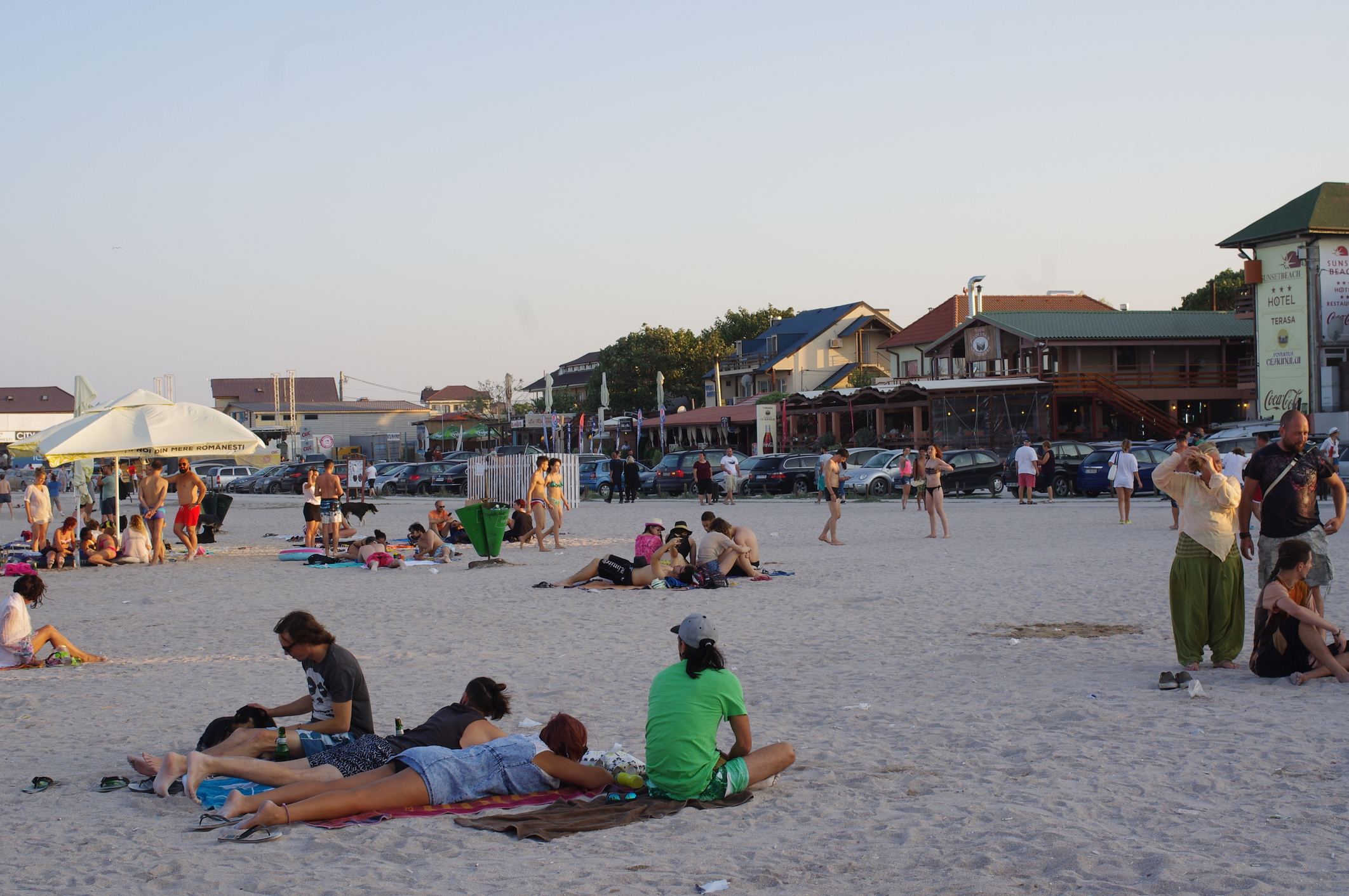 Cum te îmbraci în Vama Veche vs. Mamaia? Contrastul vestimentar împarte litoralul între boemia din sud și luxul din nord