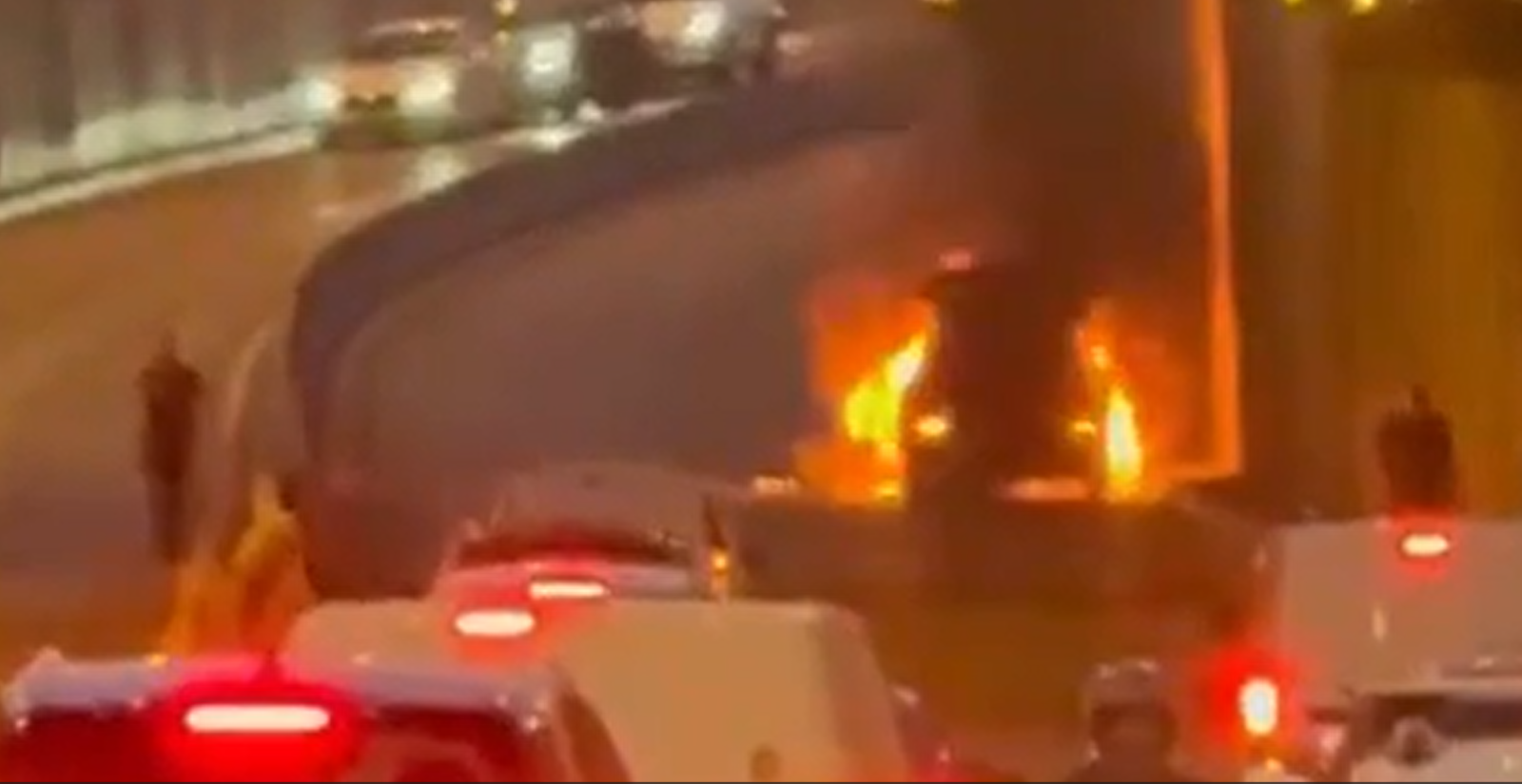 BREAKING. Explozie în Pasajul Băneasa din București. O mașină a fost cuprinsă în totalitate de flăcări