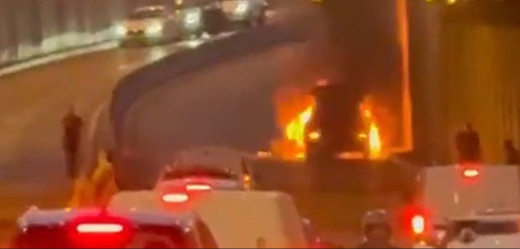 BREAKING. Explozie în Pasajul Băneasa din București. O mașină a fost cuprinsă în totalitate de flăcări