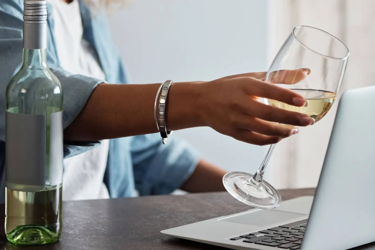 Alcoolul te poate face să cheltuiești mai mult online. Cumpărăturile sub influența alcoolului generează peste 45 de miliarde de dolari anual