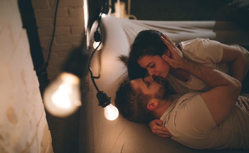 Îți crește dorința sexuală toamna? Serile mai lungi și timpul petrecut acasă pot favoriza apropierea și intimitatea în cuplu