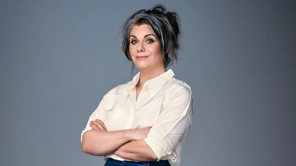 Ce faci când social media nu îți mai oferă conexiunea pe care o cauți? Scriitoarea Caitlin Moran a ales voluntariatul și plimbările în locul timpului petrecut pe platforme