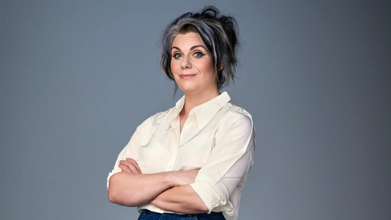 Ce faci când social media nu îți mai oferă conexiunea pe care o cauți? Scriitoarea Caitlin Moran a ales voluntariatul și plimbările în locul timpului petrecut pe platforme