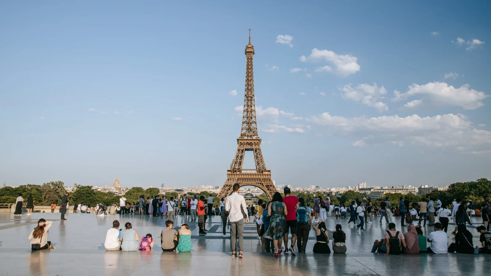 Turnul Eiffel a fost închis după ce angajații au intrat în grevă. Acuzații de discriminare a femeilor în timpul unei vizite religioase