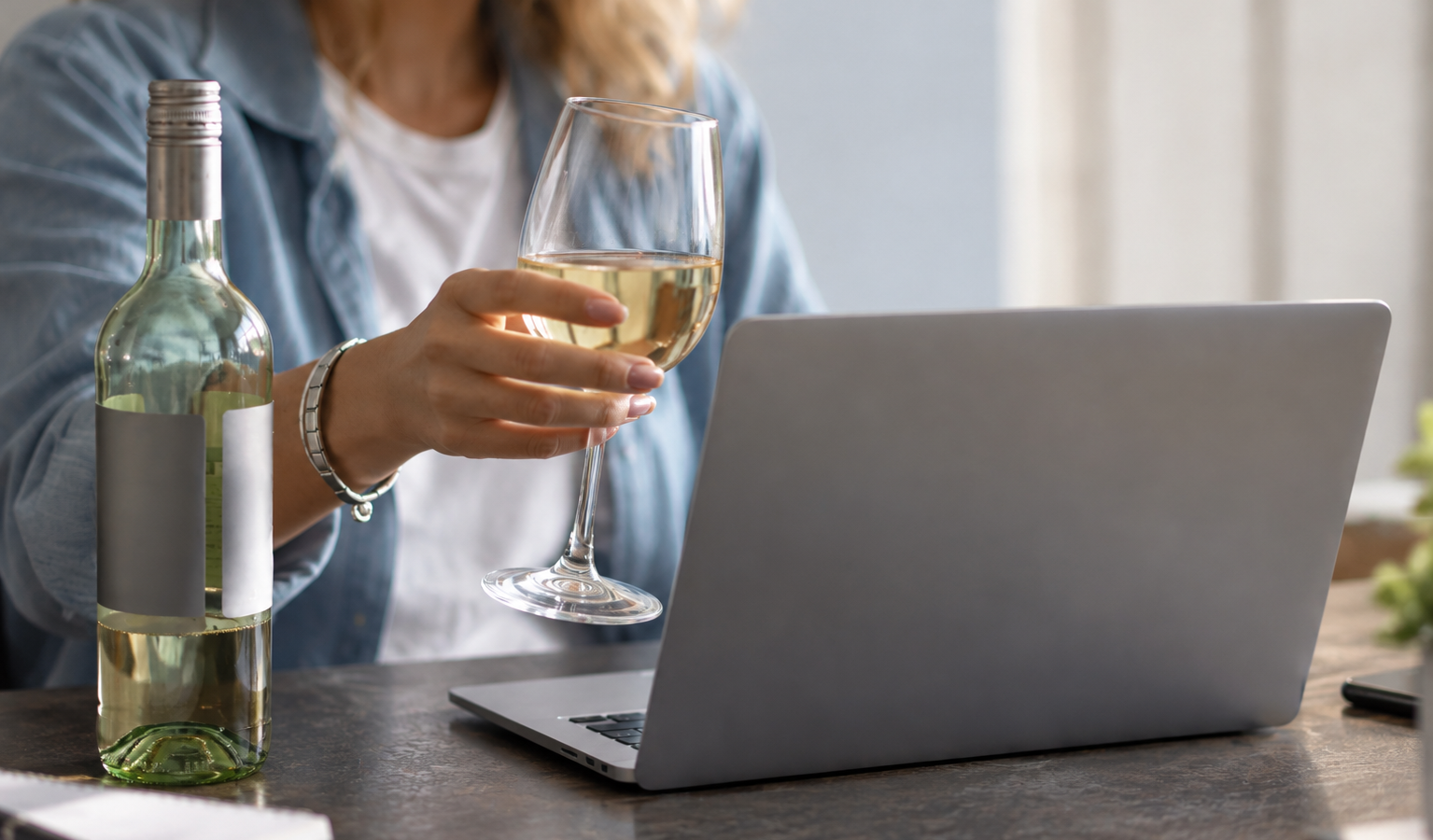 Alcoolul te poate face să cheltuiești mai mult online. Cumpărăturile sub influența alcoolului generează peste 45 de miliarde de dolari anual