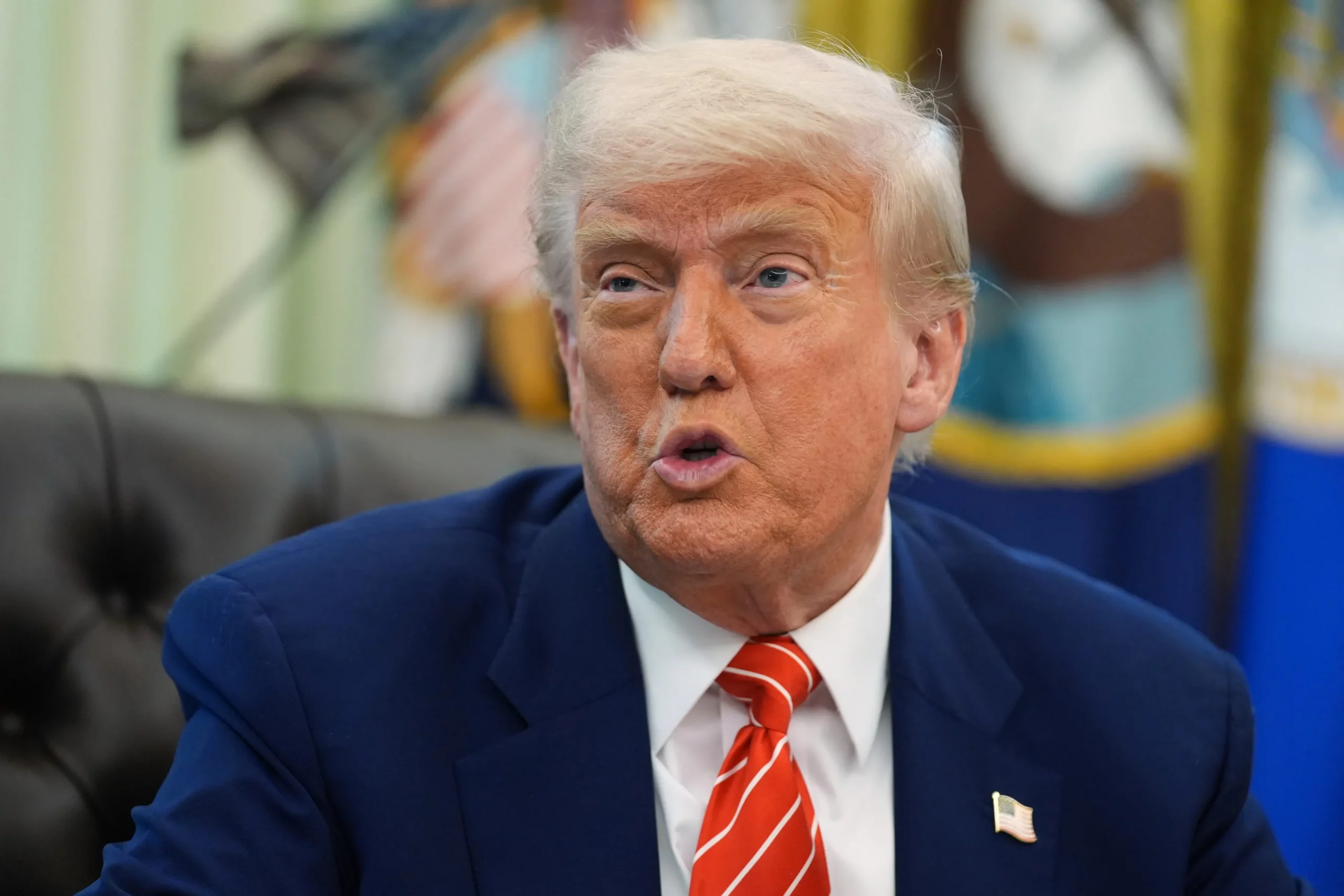CNN, MS NOW și Politico dau în judecată Administrația Trump după ce jurnaliștii lor au pierdut accesul la Casa Albă. Cele trei instituții invocă Primul Amendament