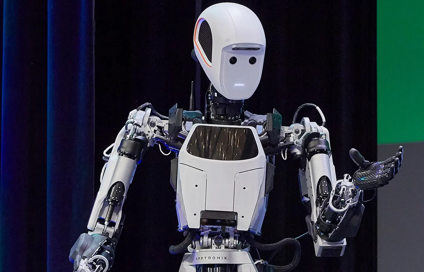 În cei șase ani de Aleph News, robotul a ieșit din fabrică și a început să lucreze printre oameni. A.I. îi permite să vadă, să înțeleagă instrucțiuni și să învețe