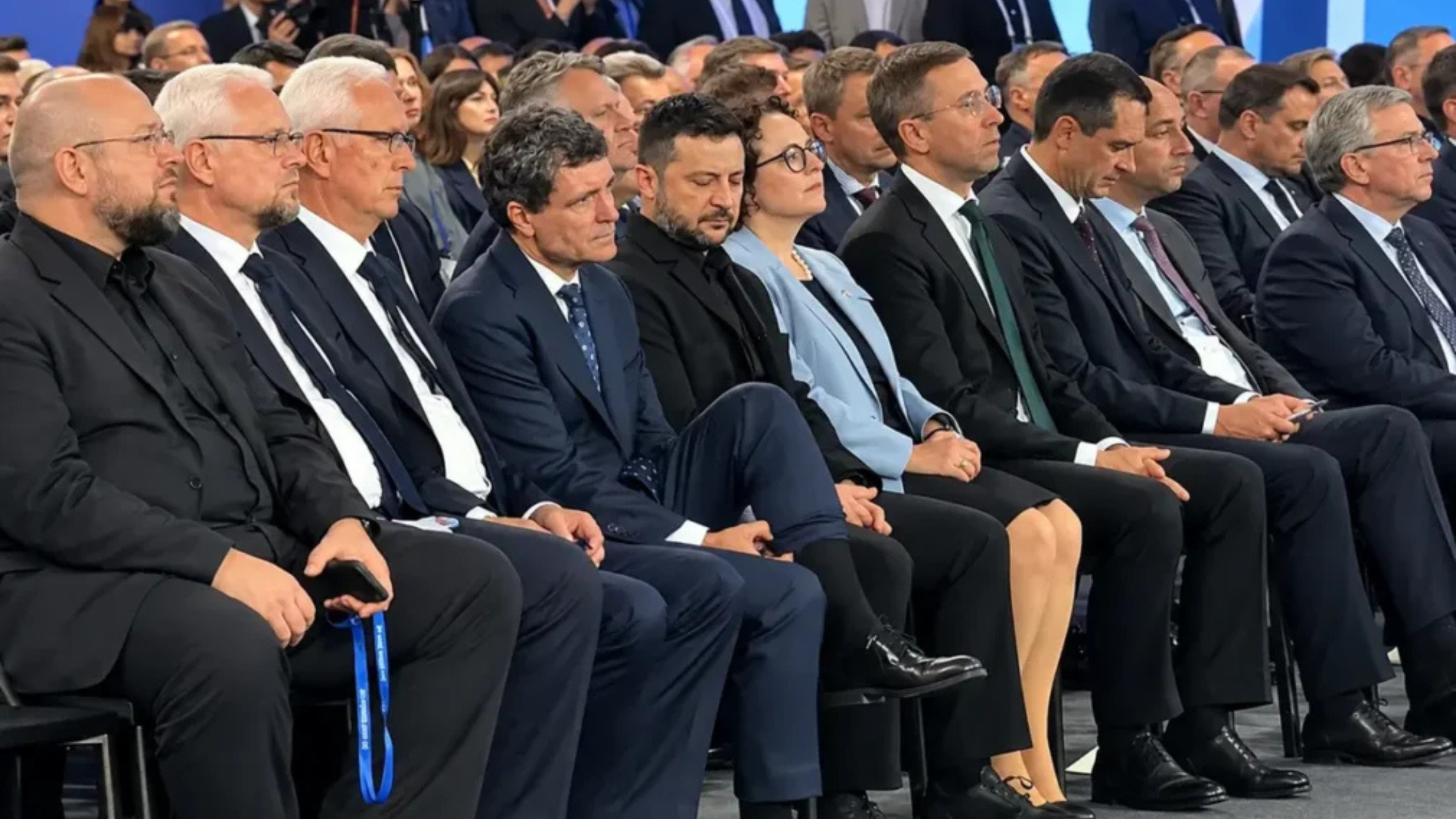 Nicușor Dan a fost surprins în timp ce își aranja șosetele, chiar lângă Zelenski, la Summitul din Ucraina. Reacția liderului ucrainean