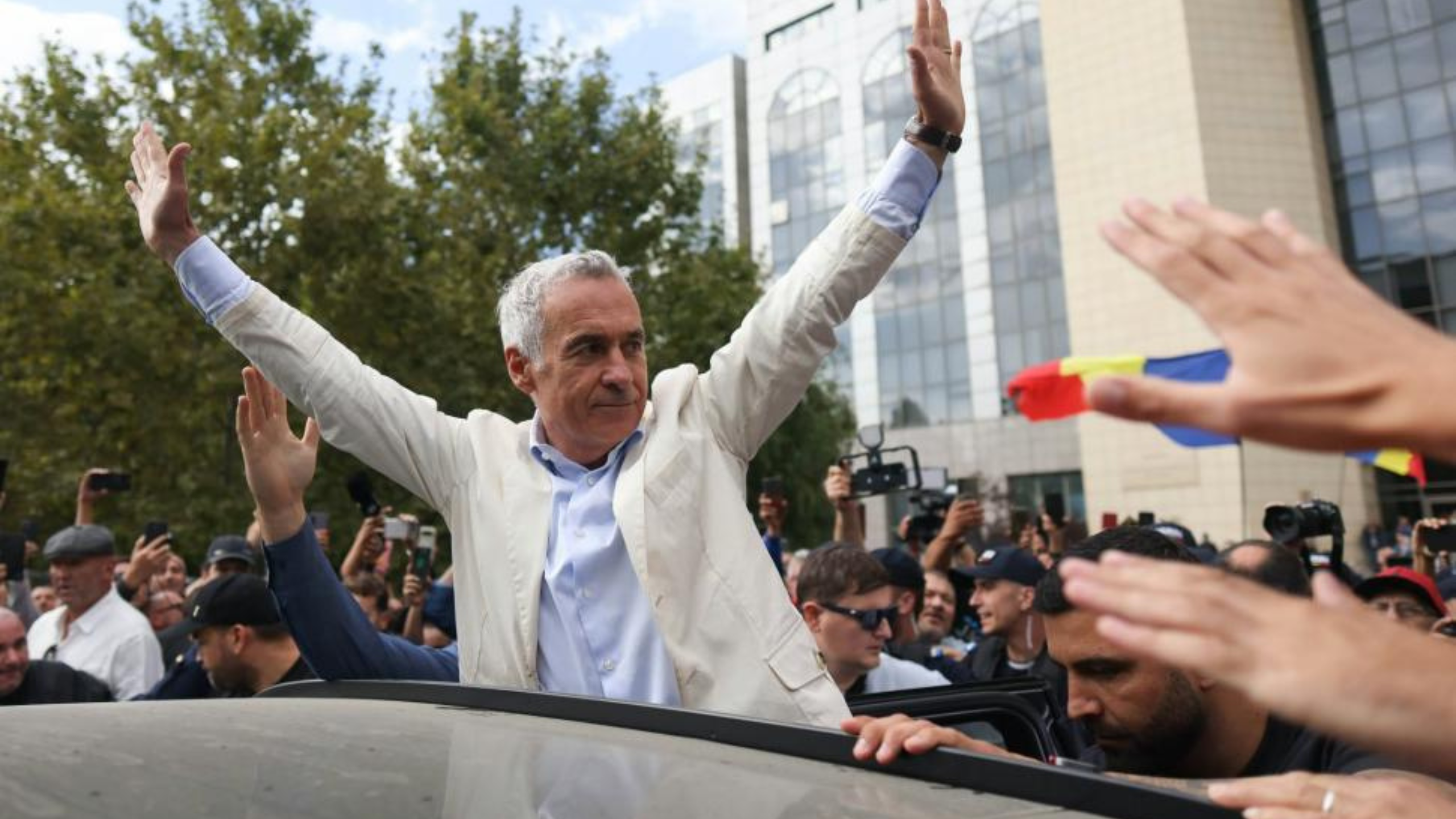Călin Georgescu a fost eliberat din arest și plasat sub control judiciar. Susținătorii l-au așteptat la Tribunalul București: „Căline, poporul e cu tine”. Ce acuzații îi aduce DIICOT