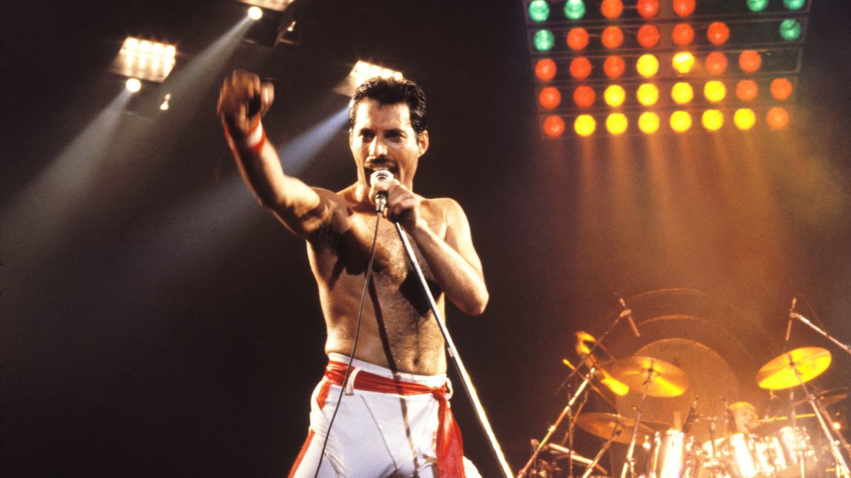 Geaca purtată de Freddie Mercury în timpul ultimei sale apariții live în care a cântat a fost vândută la licitație pentru 85.000 de lire sterline