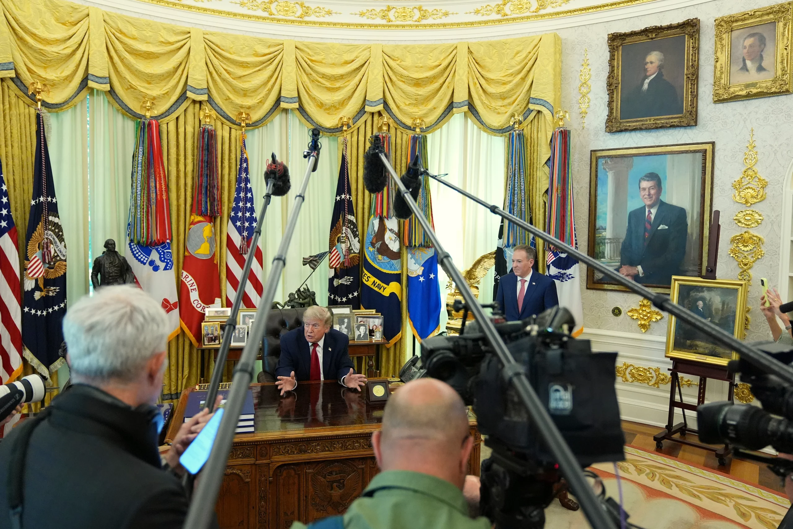 Un judecător federal din SUA ordonă Administrației Trump să redea accesul jurnaliștilor CNN, POLITICO și MS NOW la Casa Albă