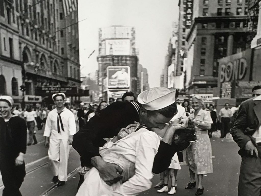Alfred eisenstaedt vj day in times square august 14 1945 c alfred eisenstaedt particolare foto