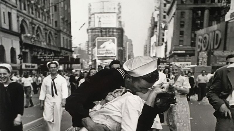 Alfred eisenstaedt vj day in times square august 14 1945 c alfred eisenstaedt particolare foto